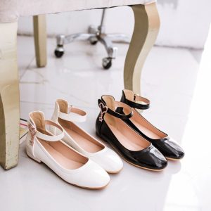 Fashion Flat Shoes with Square Toe and PU Upper